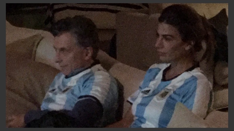 Ambos de celeste y blanco, Macri y Awada siguieron la final con suma atención. 