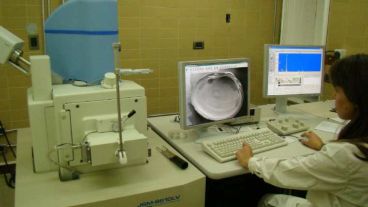 El microscopio permite apreciar imágenes en 300 mil aumentos reales respecto a su tamaño original.
