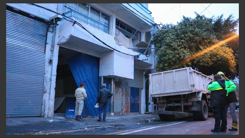 El laboratorio Apolo. Su ingreso por Alem al 2900 no sufrió daños considerables.