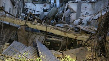 Un auto quedó aplastado por los escombros. (Alan Monzón/Rosario3.com)