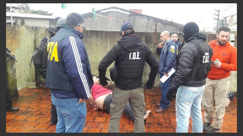 Salomón, esposado en el suelo.