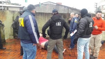 Salomón, esposado en el suelo.