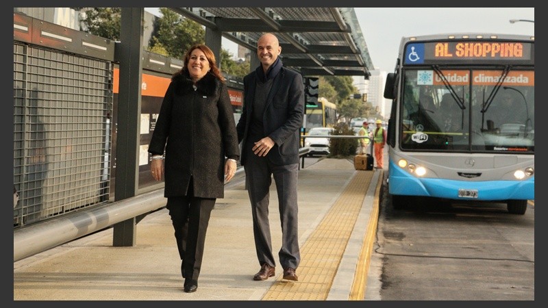 La intendenta y el Ministro de Transporte en una de las paradas del nuevo Metrobus.