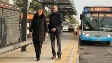 La intendenta y el Ministro de Transporte en una de las paradas del nuevo Metrobus.
