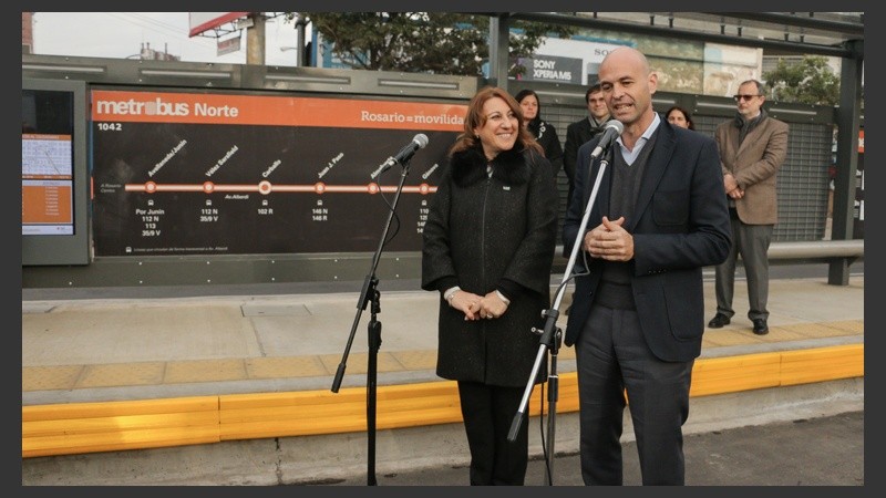 Las estaciones en el medio de la avenida. Allí los pasajeros van a ascender y descender del colectivo.