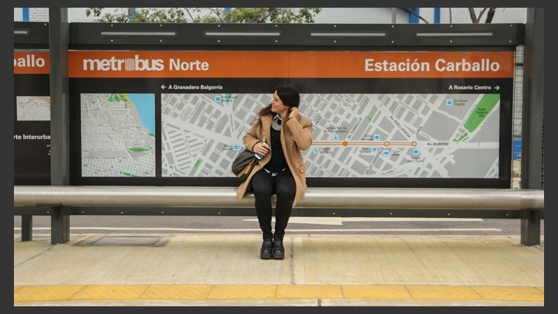 Las paradas en el centro de la avenida Alberdi se encuentran señalizadas con mapas.