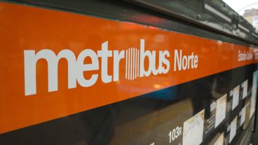 El Metrobus de Alberdi, muy parecido al de la 9 de Julio pero naranja.