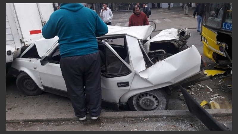 Así quedó el auto aplastado entre el colectivo y el furgón. 