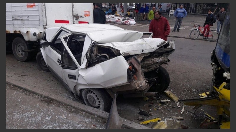 Así quedó el auto aplastado entre el colectivo y el furgón. 