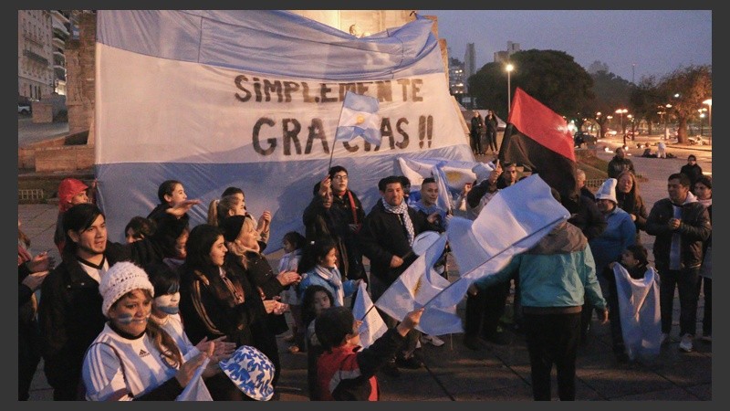 Rosarinos en apoyo a Messi en el Monumento a la Bandera.