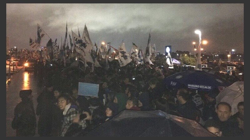 Pese a la lluvia, miles de militantes se concentraron en aeroparque.