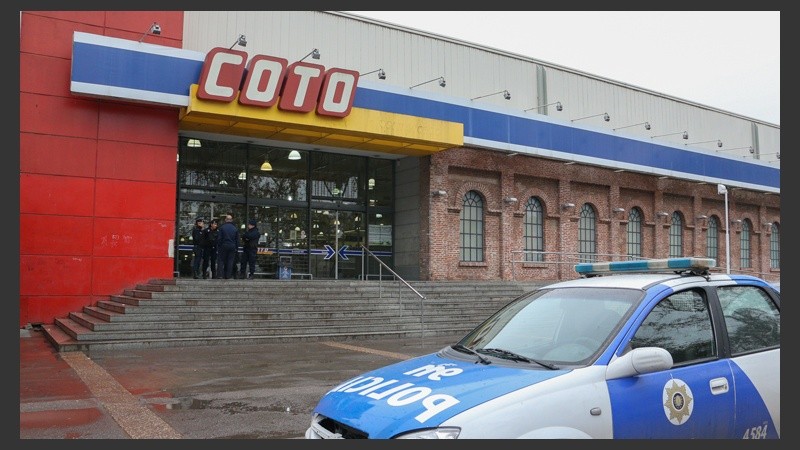Policías custodiaban la entrada del Coto del Alto por posibles protestas.