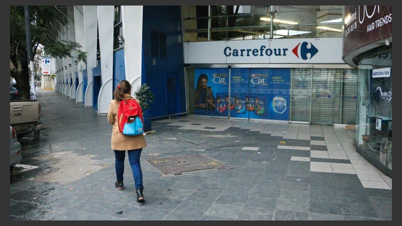 El Carrefour de calle Pueyrredón con sus puertas cerradas.