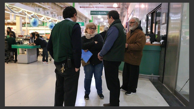 Inspectores del Ministerio de Trabajo en el Jumbo de zona norte.