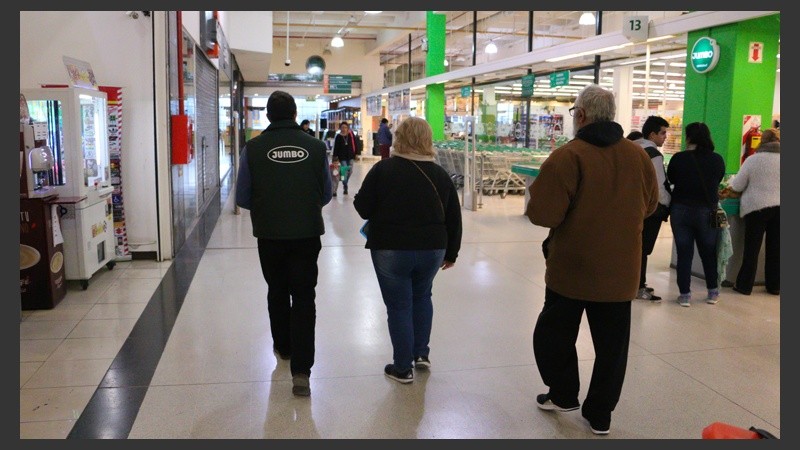 Los grandes supermercados reabrirán el domingo y habrá inspecciones.