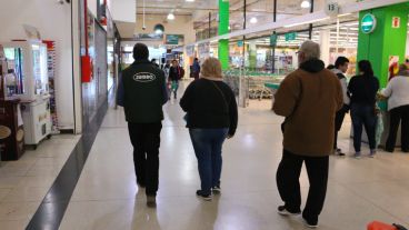 Los grandes supermercados reabrirán el domingo y habrá inspecciones.