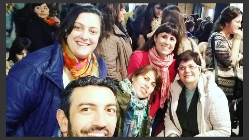 Docentes de toda la región amenizando la espera. 