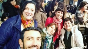 Docentes de toda la región amenizando la espera.