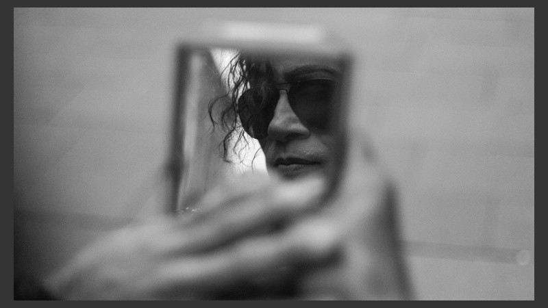 Antes de cada baile, Jhon Palacios se mirá a través de su pequeño espejo . (Alan Monzón/Rosario3.com)