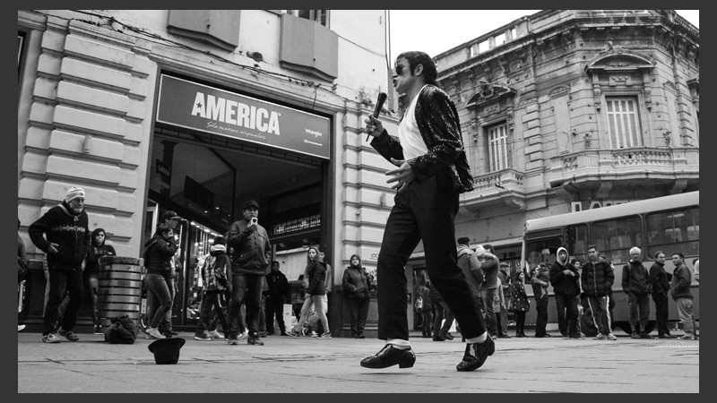 El imitador de Michael Jackson se convirtió en un clásico de la peatonal Córdoba. (Alan Monzón/Rosario3.com)