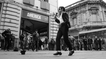 El imitador de Michael Jackson se convirtió en un clásico de la peatonal Córdoba. (Alan Monzón/Rosario3.com)