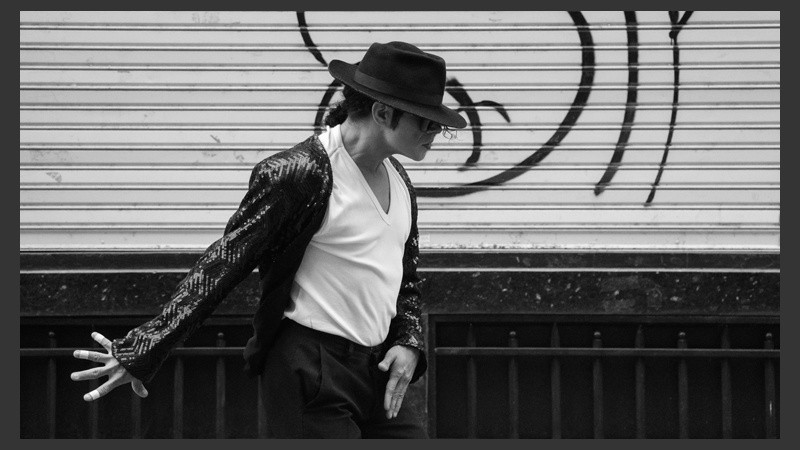 Gestos grandilocuentes para convertirse en un verdadero imitador del astro del pop. (Alan Monzón/Rosario3.com)