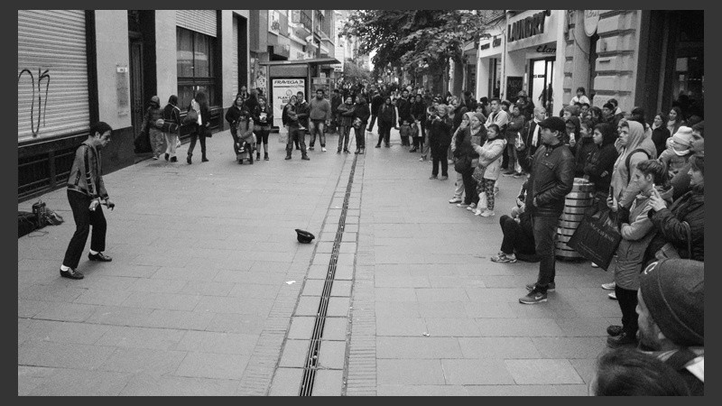 El Michael Jackson peruano atrae las miradas de muchos. (Alan Monzón/Rosario3.com)