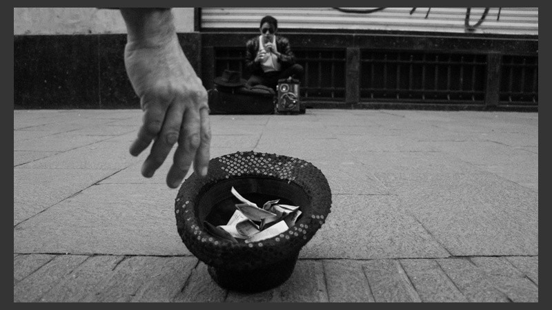 Jhon baila a la gorra, como muchos de los artistas de la peatonal. (Alan Monzón/Rosario3.com)