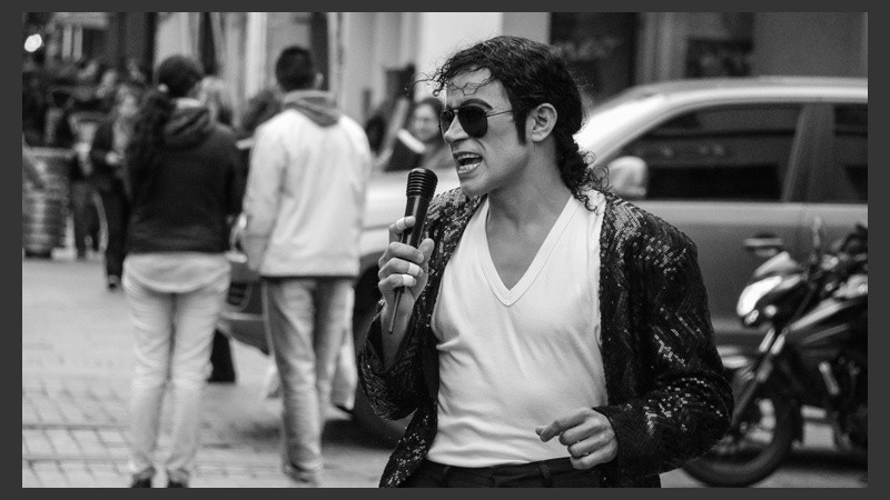 Micrófono en mano conectado a un pequeño parlante para interactuar con el público casual. (Alan Monzón/Rosario3.com)