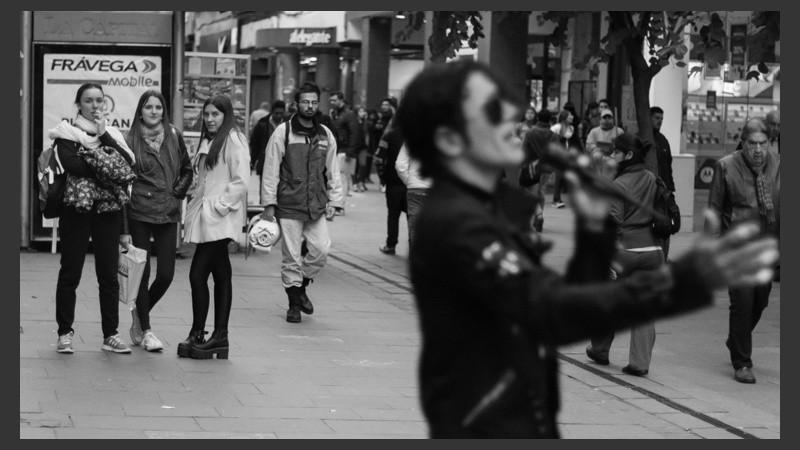 Las personas que pasan por el lugar no resisten pararse unos segundos para observar el show urbano. (Alan Monzón/Rosario3.com)