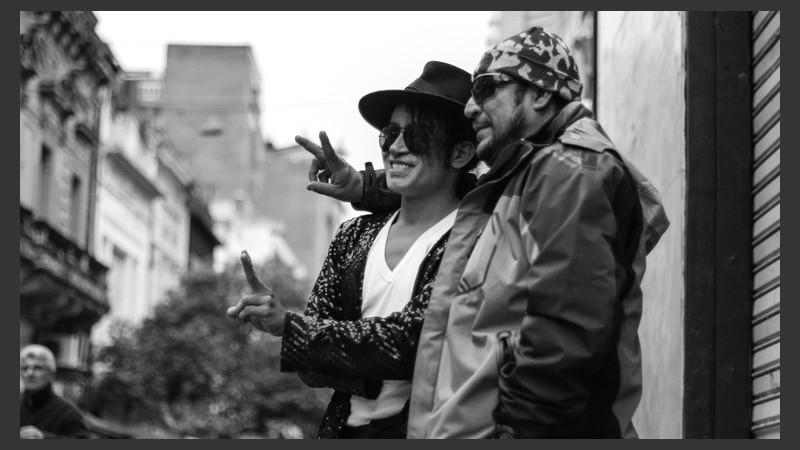 Jhon no sólo baila en la calle, también lo suelen contratar para eventos. (Alan Monzón/Rosario3.com)