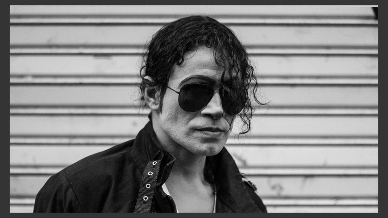 El imitador de Michael Jackson se llama Jhon Palacios, es peruano y tiene 34 años. (Alan Monzón/Rosario3.com) 