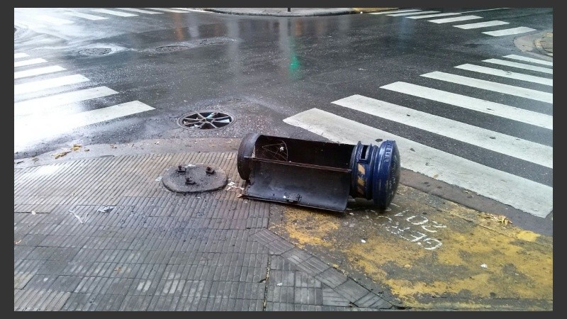 El buzón de Mitre y Santa Fe, caído en la acera cuando intentaron robarlo en abril de 2015.