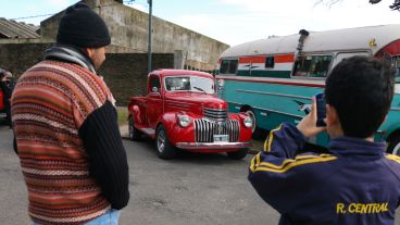 Los autos antiguos, una de las atracciones de la expo. (Alan Monzón/Rosario3.com)