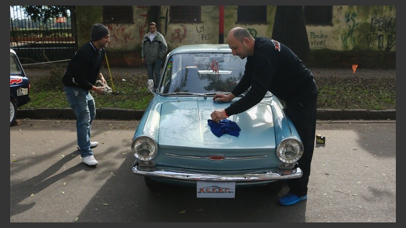 Un hombre limpia su auto para que luzca de lo mejor posible. (Alan Monzón/Rosario3.com)