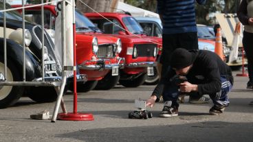 Un joven prueba un pequeño autito que hace de soporte para el celular. (Alan Monzón/Rosario3.com)