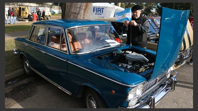 Alberto Perassi presente con su impecable Fiat. (Alan Monzón/Rosario3.com)