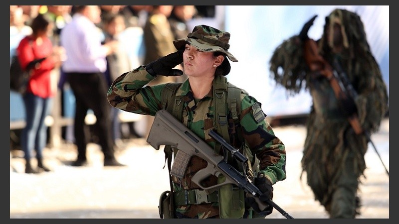 El desfile cívico militar por el Bicentenario en Tucumán.