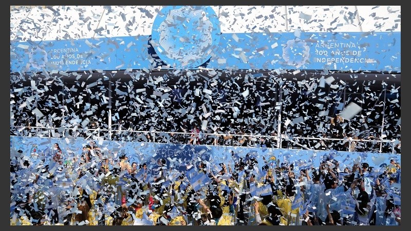 El desfile cívico militar por el Bicentenario en Tucumán.