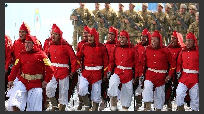 El desfile cívico militar por el Bicentenario en Tucumán.