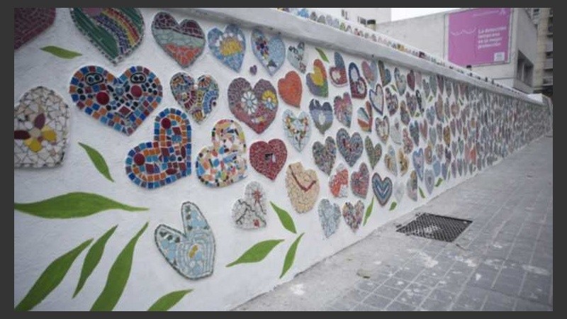 La consigna fue materializar un árbol de la vida y corazones realizado con diferentes materiales como cerámicos.