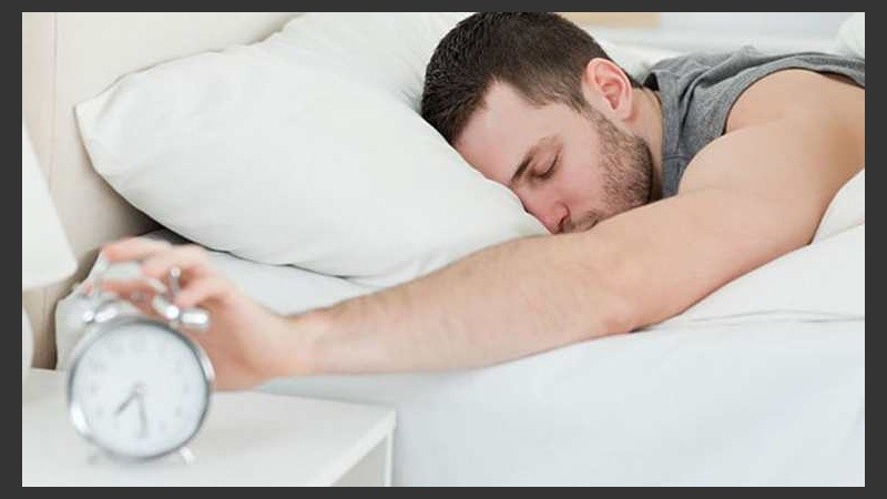 El estudio muestra que los hombres de mediana edad son lo que menos duermen. 