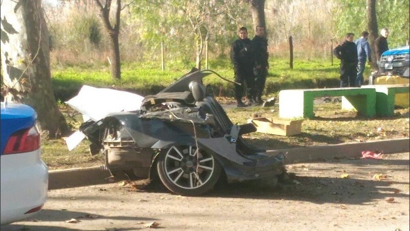 Dos fallecidos y el auto destrozado: el salto del trágico hecho.