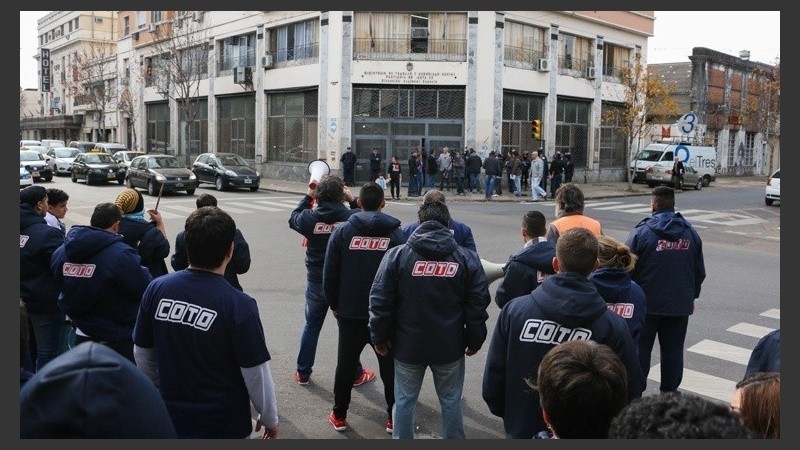 Continúa el conflicto con la cadena Coto.