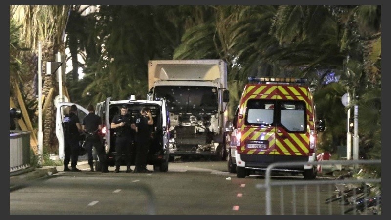 La policía custodia el camión de la masacre; buscaban a posibles cí