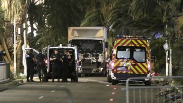 La policía custodia el camión de la masacre; buscaban a posibles cí