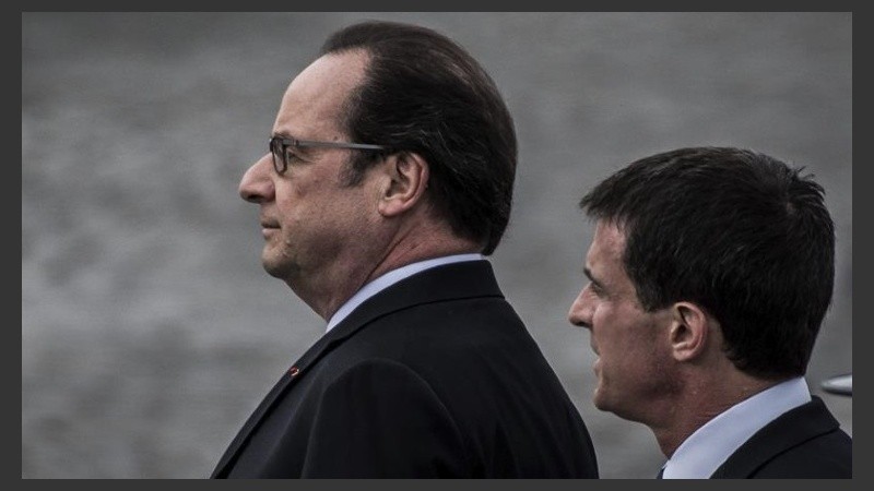 Hollande volvió a París para reunirse con el comité de crisis.