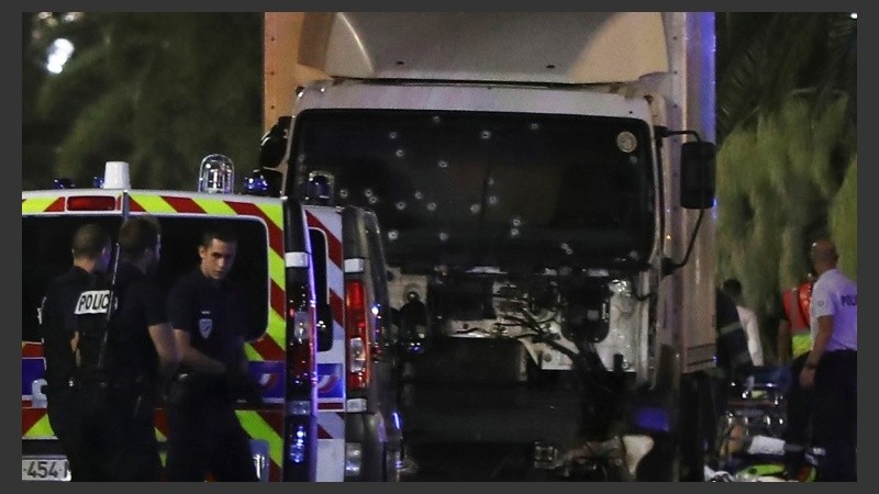 La policía custodia el camión de la masacre; buscaban a posibles cí