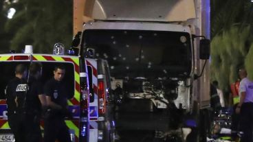 La policía custodia el camión de la masacre; buscaban a posibles cí