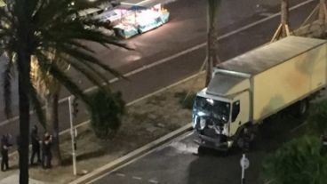 El camión que arrolló al público en la calle.
